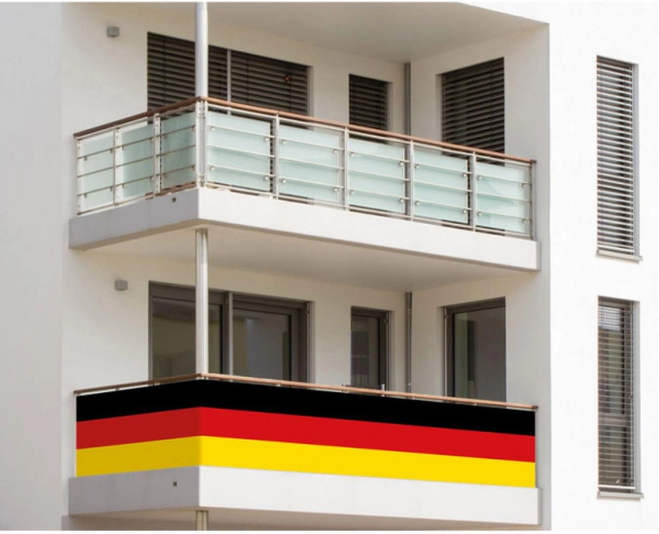 Der Balkonsichtschutz in Deutschlandflagge der an einem Balkon angebracht ist 